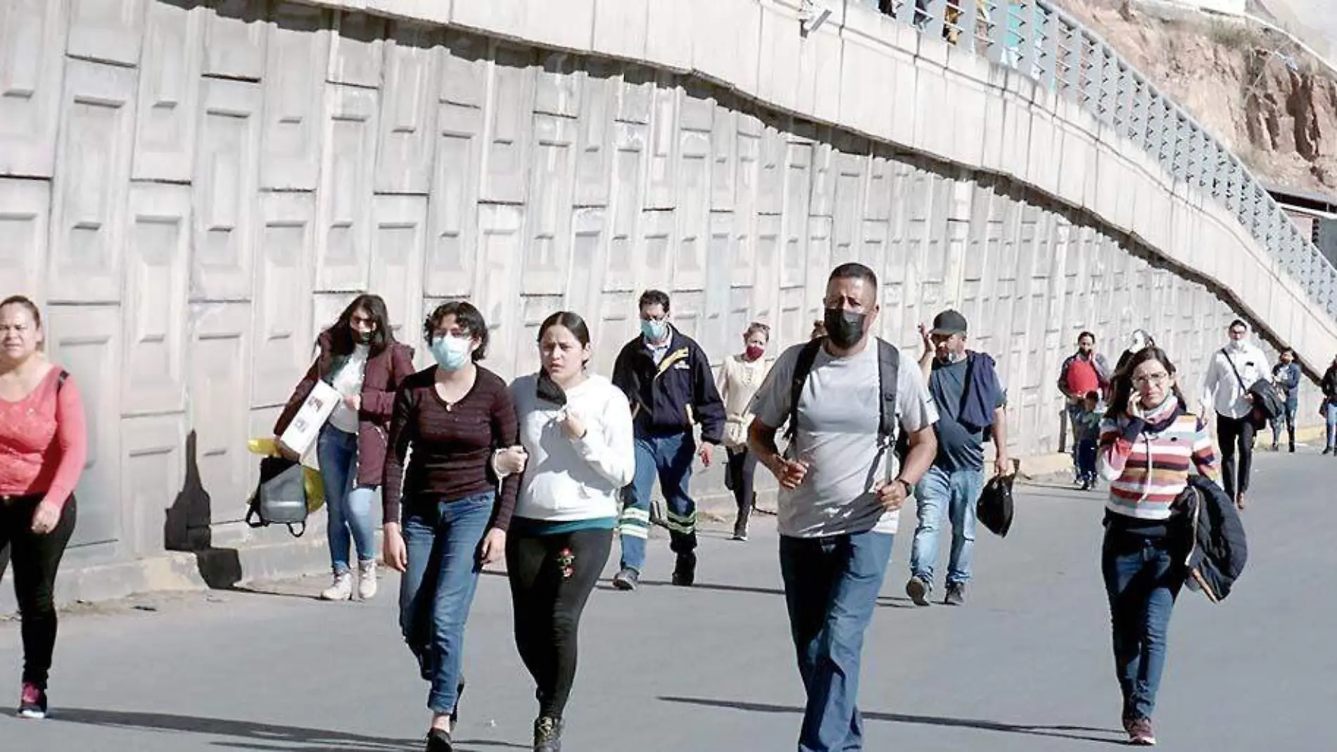 Personas caminando por el bulevar en la capital de Zacatecas